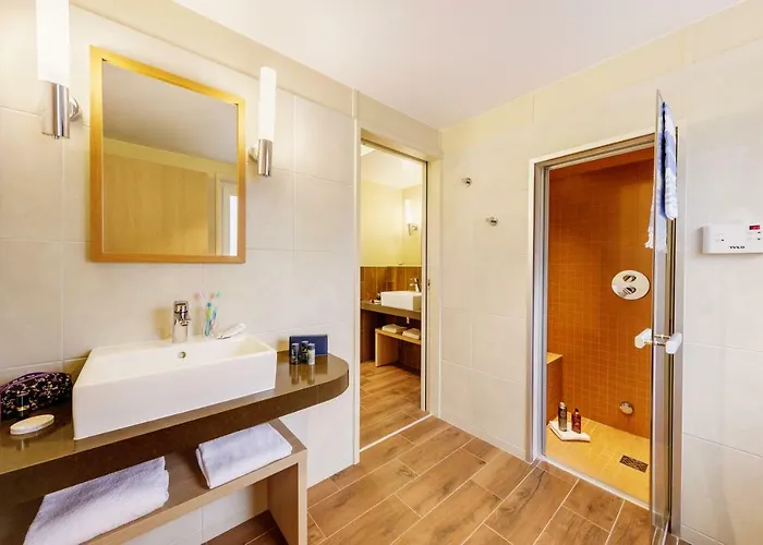 Aldeamento Turístico Center Parcs Le Bois Aux Daims Morton